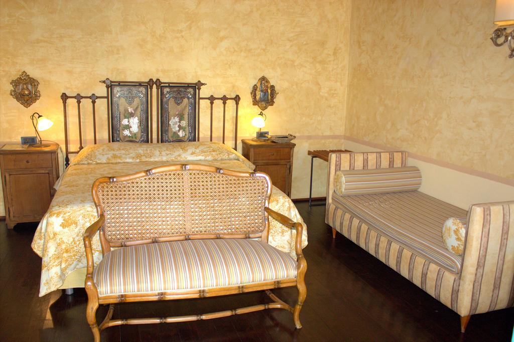Camera Matrimoniale con Letto Supplementare